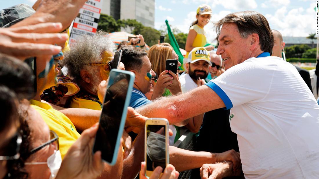 Brazilia are primul deces din cauza coronavirusului, deoarece Bolsonaro numește isteria măsurilor preventive