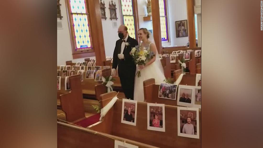 Două asistente s-au căsătorit într-o biserică. Imagini cu persoane dragi de pe bănci i-au ajutat să simtă dragoste