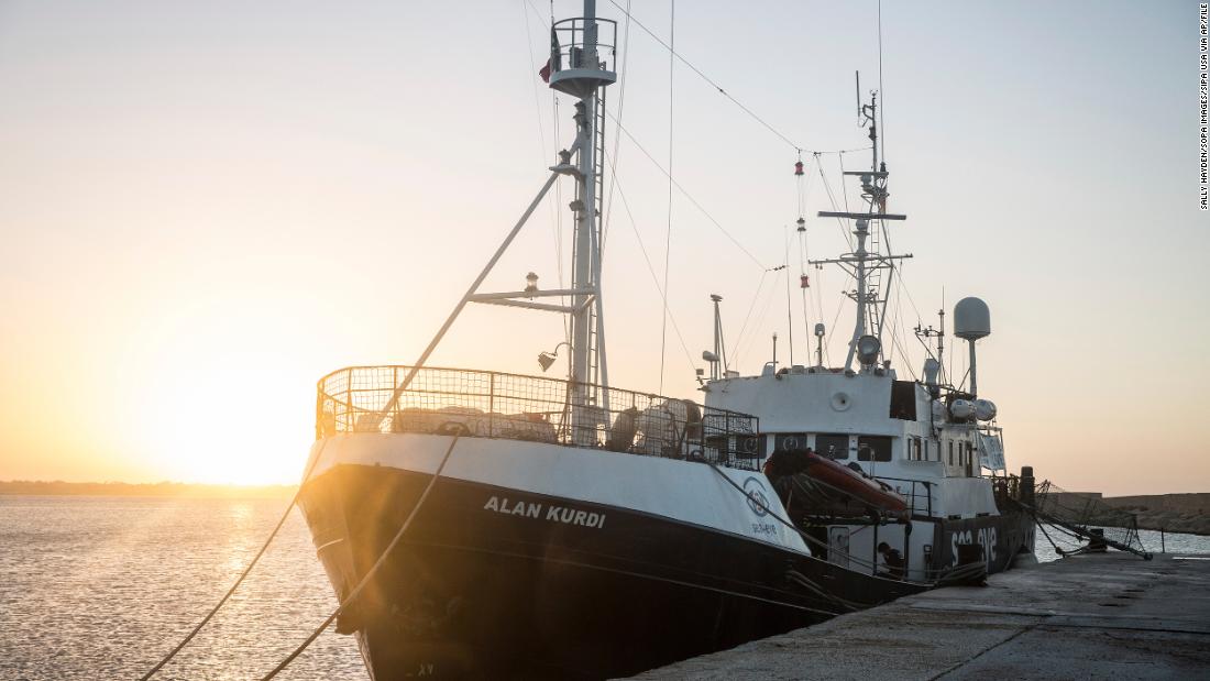 Italia închide porturile pentru salvarea navelor, vizând migranții