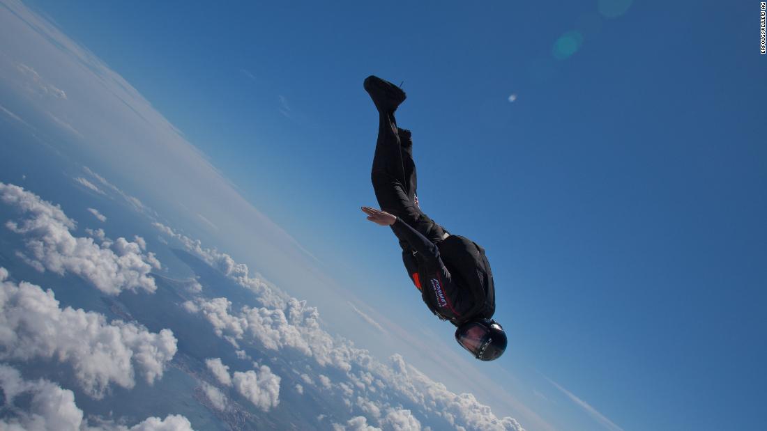 Marc Hauser: Skydiver își finalizează primul salt în fluxul de jet pentru a promova energia durabilă