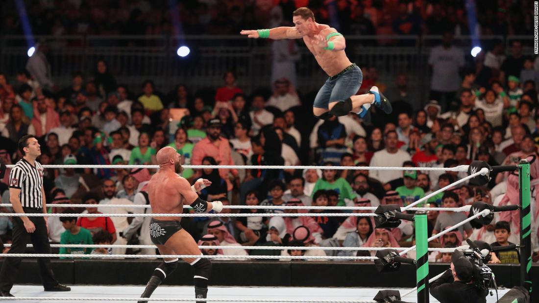 WWE văzută ca un serviciu esențial revine la emisiunile TV live