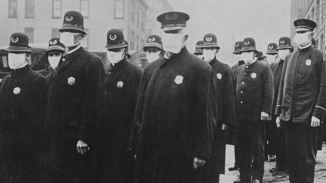 În timpul pandemiei de gripă din 1918, purtarea unei măști a fost ilegală în unele părți din America. Ce s-a schimbat?