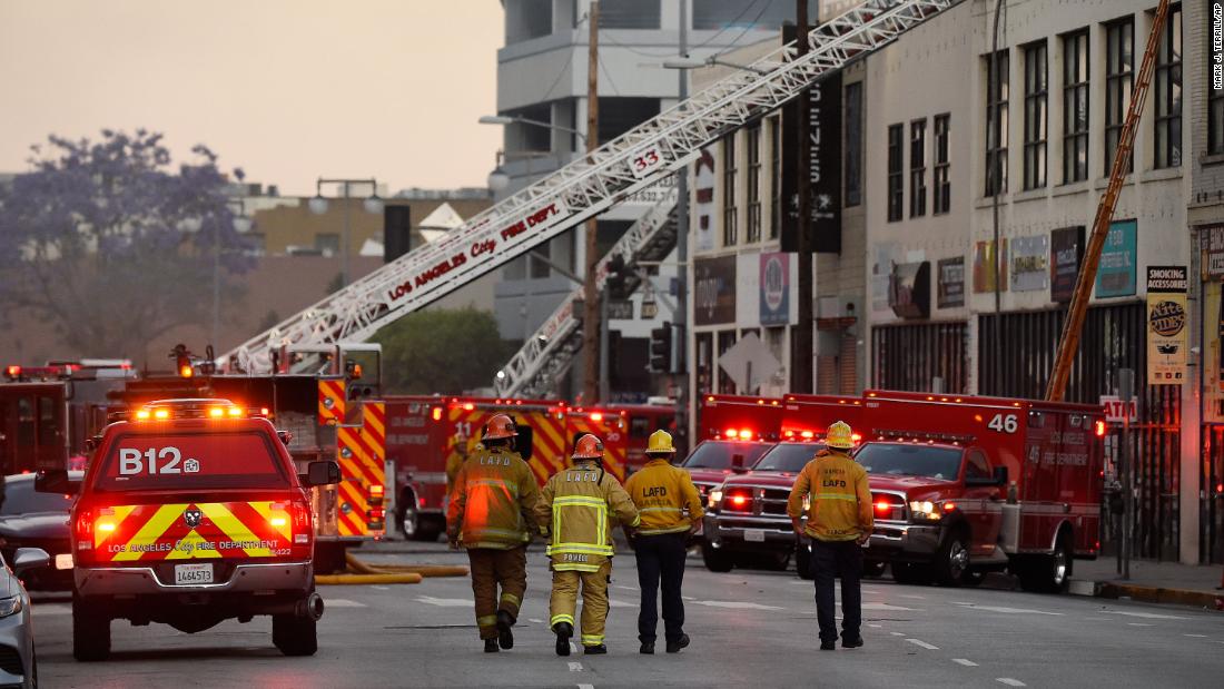 Incendiu în Los Angeles: 11 pompieri răniți în explozie din centrul orașului - patru rămân în terapie intensivă pentru victimele arsurilor