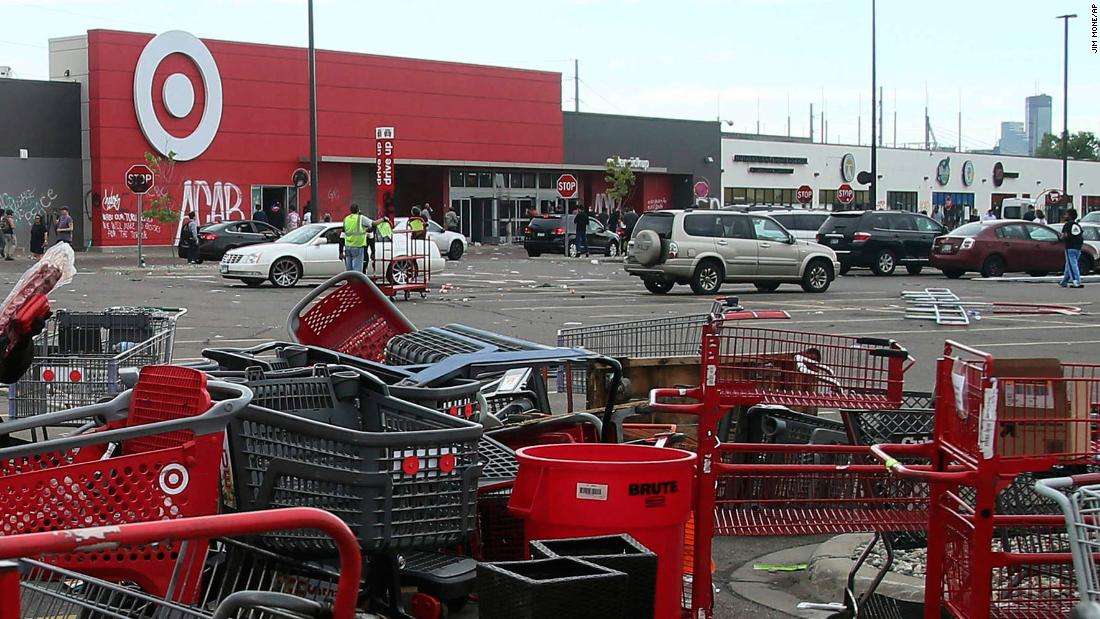 Target închide temporar peste 100 de magazine în timpul protestelor și tulburărilor