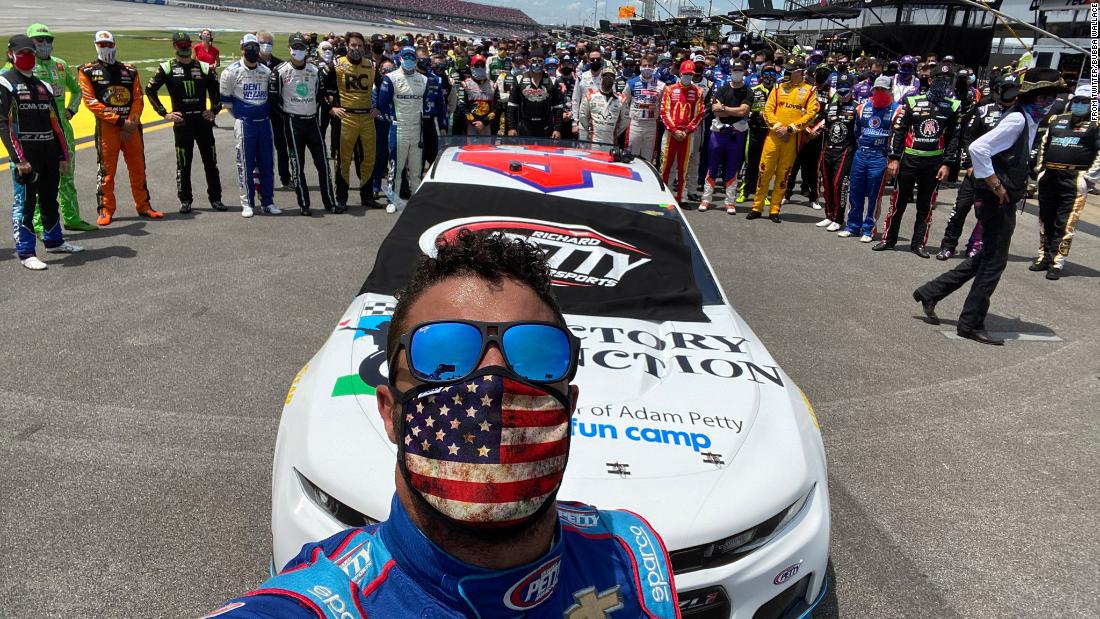 NASCAR: Bubba Wallace arată sprijinul șoferului după ce a găsit o gaură în garajul său