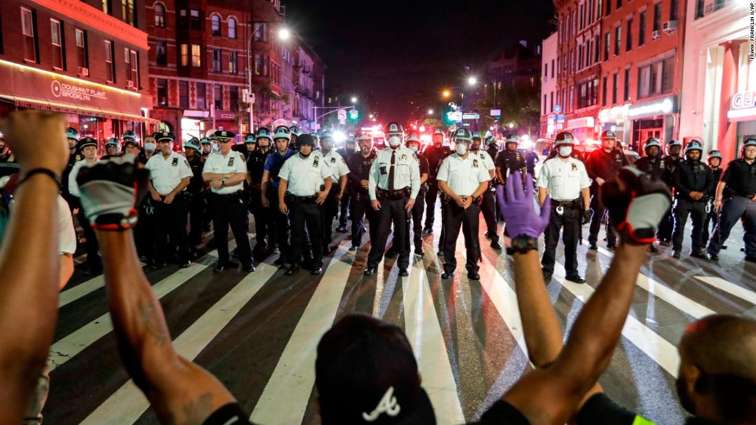 Ofițerul NYPD a împins protestatarul la sol arestat