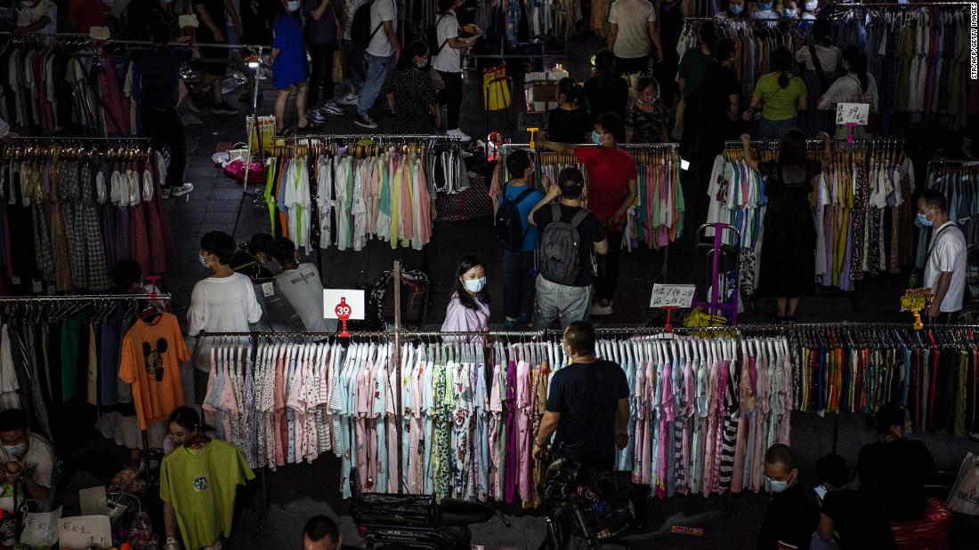 Vânzătorii de stradă pot salva China de o criză a ocupării forței de muncă? Beijingul pare împărțit