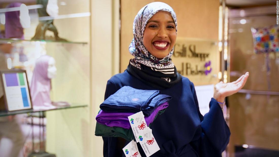 Ea ajută lucrătorii din domeniul sănătății în timpul pandemiei prin reproiectarea hijab-ului