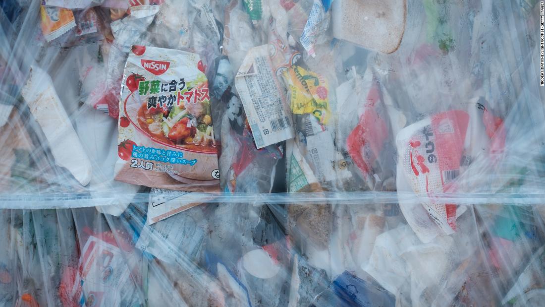 Japonia tocmai a anunțat taxele pentru pungi de plastic. Dar asta va opri obsesia lui pentru plastic?