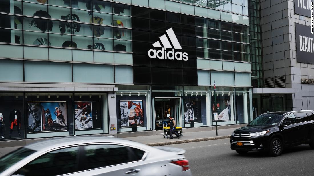 Liderul Adidas, Karen Parkin, care a spus că discuțiile despre rasism sunt `` zgomot '', s-au retras