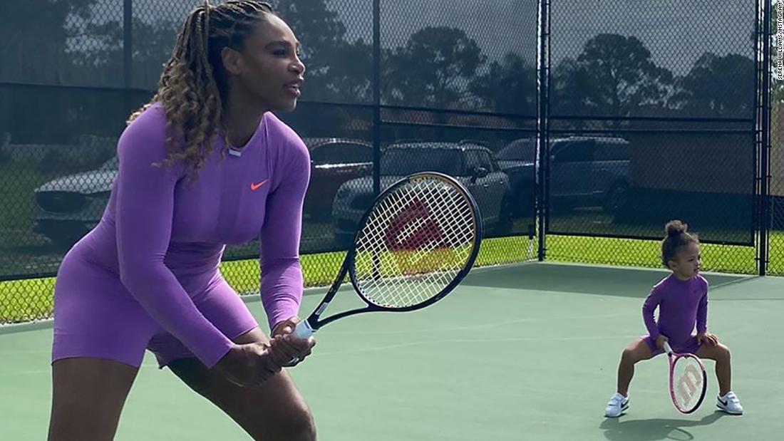 Serena Williams lovește terenul de tenis cu fiica Olympia