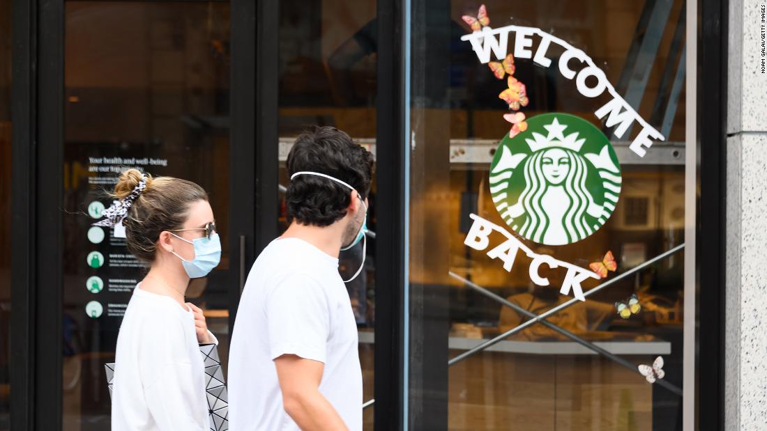 Starbucks va obliga clienții să poarte măști
