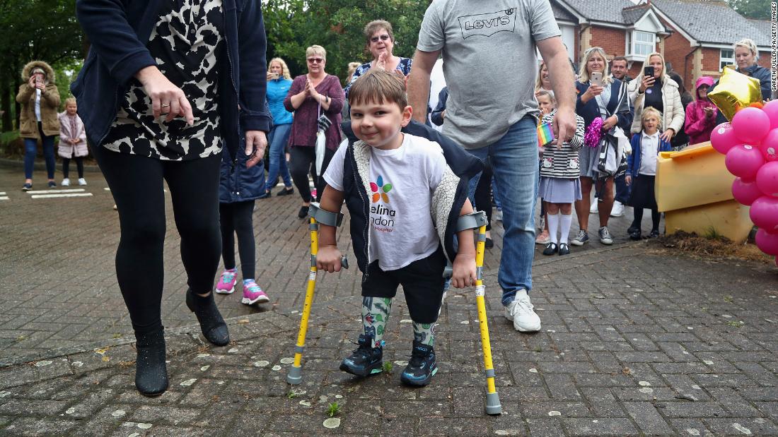 Tony Hudgell, un băiat de 5 ani, cu picioare protetice, strânge 1 milion de dolari pentru NHS